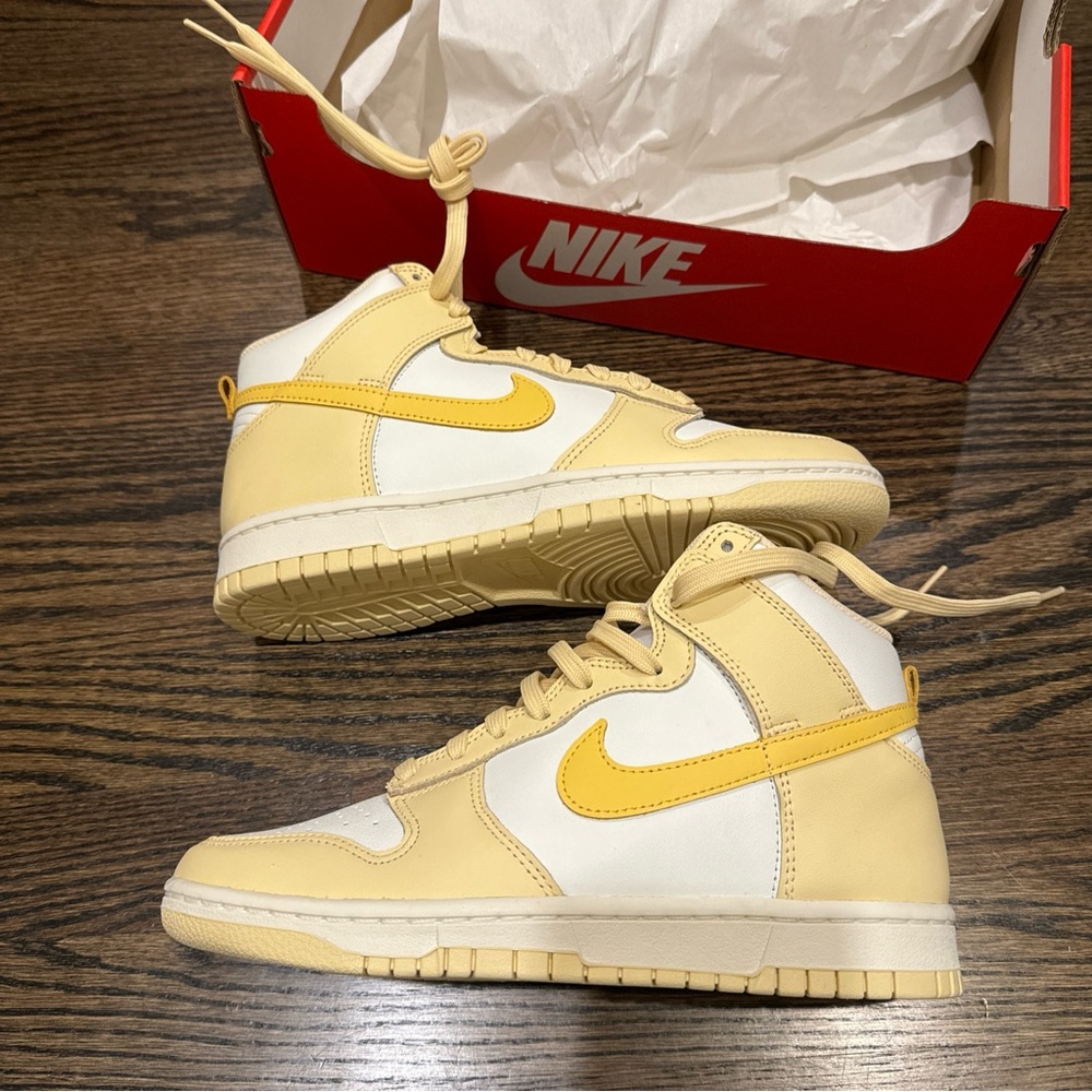 Women’s Nike Dunk High 
Pale Vanilla/ Topaz gold Sail 
Size 8.5